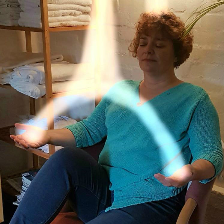 Charlotte der sidder roligt og fjernhealer i sin stol